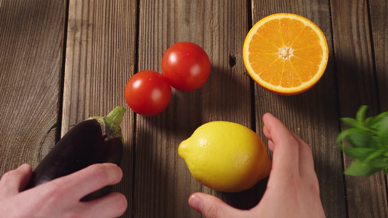 Fruta y verdura seleccionada en un local de TENTA